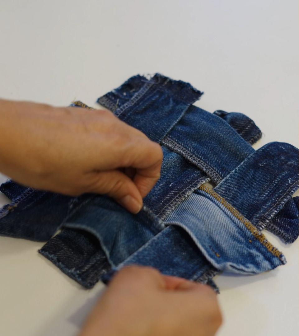 Mãos trabalhando com jeans